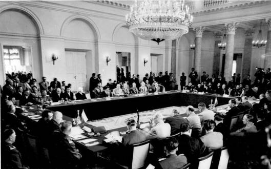 Konference osmi signatskch zem Varavsk smlouvy v kvtnu 1955