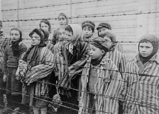 Fotografie dtskch vz po osvobozen nacistickho koncentranho tbora Osvtim v Polsku