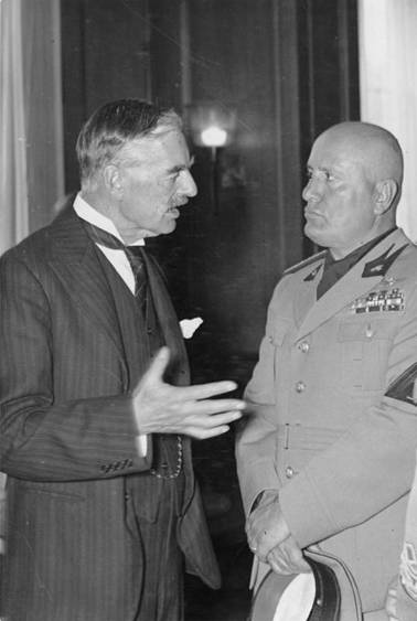 Chamberlain v rozhovoru s Mussolinim na konferenci v Mnichov