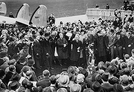 Neville Chamberlain oznamuje, e podpisem Mnichovsk dohody "pinesl mr"