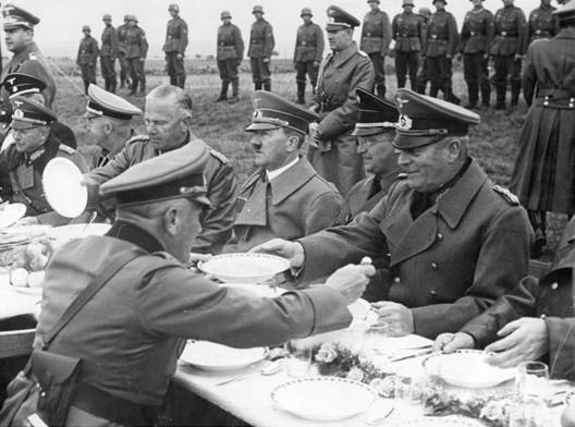 Nvtva Hitlera v Sudetech 3. 10. 1938 - Henlein vpravo vedle Hitlera